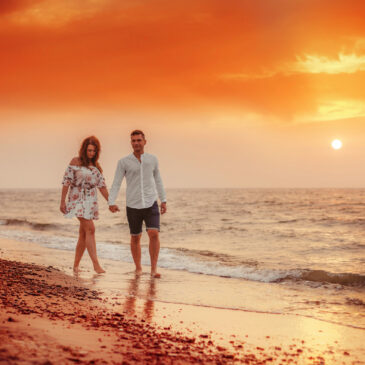 Romantyczny zachód słońca nad morzem